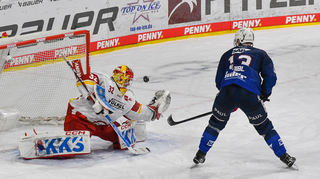 Stefan Loibl von den Adlern Mannheim beim Penaltyschießen gegen Düsseldorfs Torwart Hendrik Hane.