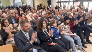 Großer Andrang beim Ladenburger Neujahrsempfang mit Bürgermeister Stefan Schmutz (vorne links), neben ihm Festrednerin Lena Gorelik.