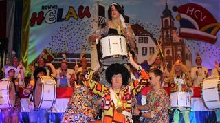 Der Spielmannszug der Freiwilligen Feuerwehr sorgt mit seinen Trommeln für reichlich Wirbel im Hofheimer Bürgerhaus.