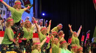 Beim Auftritt der Pink Ladies zur Musik aus den 1980er Jahren wird es auf der Bühne ganz schön eng.