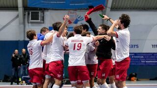 Die Spieler des TSV Mannheim Hockey jubeln nach dem 8:5-Erfolg über den Crefelder HTC über die erste Qualifikation fürs Final Four seit 2019.