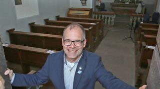 Gelungener Aufstieg: Lukas Glocker wird neuer Leitender Pfarrer in Mannheim. Hier ist er 2017 in der Magdalenenkapelle Straßenheim, deren (inzwischen erfolgte) Sanierung und bessere Nutzung er maßgeblich mit vorantrieb.