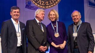Katrin Eigendorf neben weiteren, früheren Trägern des Courage-Ordens: Markus Merk (v.l.), Volker Bouffier und Klaus Schlappner.