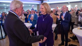 Hessens früherer Ministerpräsident Volker Bouffier findet, die Demokratie brauche unerschrockene und freie Journalistinnen wie Katrin Eigendorf.