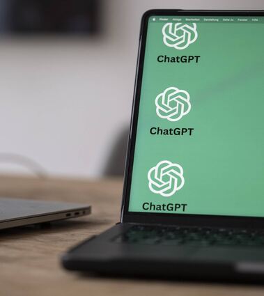 Auch die Unternehmen setzen Chatbots vermehrt im Personalwesen ein – zum Beispiel bei Bewerbungen.