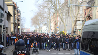 Die Mannheimer Polizei wird die Fans von Rot Weiss Essen beim Spiel gegen den SV Waldhof am Dienstag genau im Auge behalten. Dieses Bild stammt von einem Spiel gegen den 1. FC Kaiserslautern.