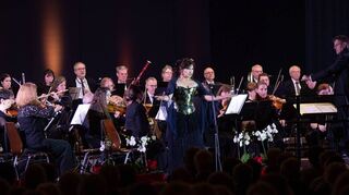 Die Solistin Nidia Palacios (Mitte) überzeugte in ihrer Rolle der „Carmen“ zusammen mit den Starkenburg Philharmonikern beim Neujahrskonzert.