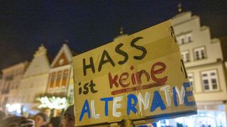 «Hass ist keine Alternative» steht auf einem Plakat bei einer Anti-AfD-Demo.