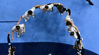 Deutschlands Handball-Spieler jubeln nach dem Spiel gegen Ungarn.