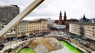 Übersättigt oder nicht – die bedenkliche Grünfärbung des Wassers in der Baugrube am Berliner Platz ist unverkennbar.