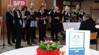 Der Volkschor weckte die Lust auf Frühling und trug zur musikalischen Untermalung des Neujahrsempfangs der SPD in Nordheim bei.