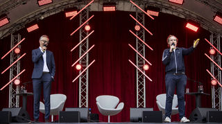 Jan Böhmermann (l.) und Olli Schulz hier bei der Elektronikmesse IFA zur Aufnahme ihres Podcast "Fest und Flauschig" im Jahr 2022. Bei ihrer aktuellen Folge "Eine dieser Sendungen" sprechen sie auch über das Glücksgefühle Festival auf dem Hockenheimring.