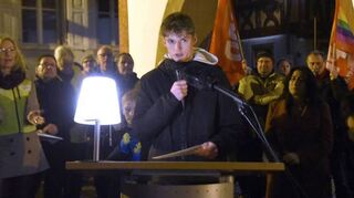 Der eindrucksvollste Redner: Jugendgemeinderat Mika Kühnle (M.) zwischen der Moderatorin Margrit Liedloff (l.) und der Landtagsabgeordneten Fadime Tuncer (r.).