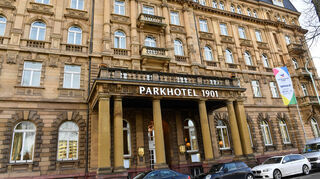 Neues Schild über dem Säulenportal: „Parkhotel 1901“ heißt das frühere Maritim-Hotel am Friedrichsplatz jetzt – denn in dem Jahr wurde es erbaut.