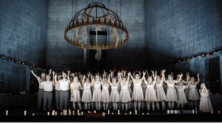 Volle Bühne bei der Mussorgski-Oper „Boris Godunow“: Neben den Solisten wirken der Opernchor des Nationaltheaters (Bild) sowie ein Extrachor mit.