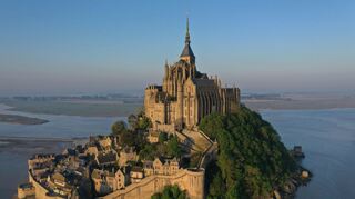 Diese Luftaufnahme zeigt «Le Mont-Saint-Michel» im Wattenmeer der Normandie. Der Norden Frankreichs boomt als Tourismusregion.