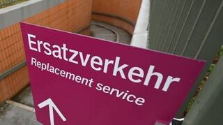 Der Ersatzverkehr an der Riedbahn gilt noch länger.