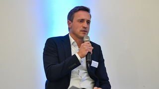 Karsten Kammholz bei der Moderation der Podiumsdiskussion.