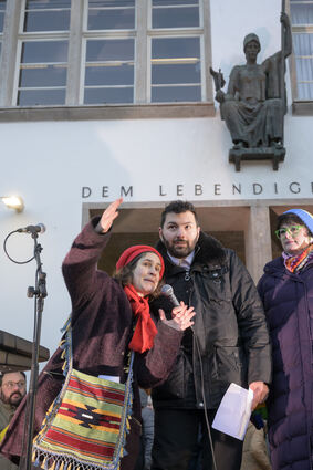 Miriam Lemdjadi und Bonyad Bastanfar (v.l.) organisierten die Demo.