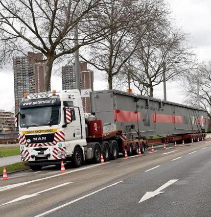 Ein Schwertransport kann seine Fahrt nicht fortsetzen.