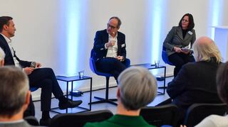 Das Podium: „MM“-Chefredakteur Karsten Kammholz (links) und Nachrichtenchefin Madeleine Bierlein moderierten die Diskussion mit dem ARD-Vorsitzenden Kai Gniffke.