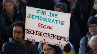 Zuletzt waren auch in Darmstadt Menschen gegen Rechtsextremismus und für Demokratie auf die Straße gegangen.