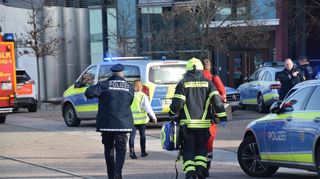 In St. Leon-Rot ist am Donnerstag eine Schülerin in einem Gymnasium getötet worden. Die Polizei geht ersten Erkenntnissen zufolge von einer Beziehungstat aus.