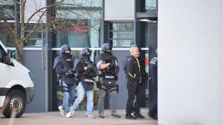 Zwischenzeitlich wurde das Schulgebäude in St. Leon-Rot gesichert, so die Polizei.