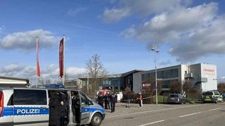 Auch am frühen Nachmittag waren noch Einsatzfahrzeuge vor Ort.