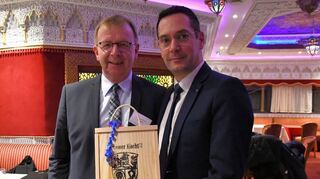 Bürgermeister Matthias Baaß (l.) überbringt die Viernheimer Neujahrsgrüße an Bürgermeister Xavier Melki.