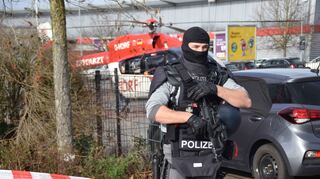 Spezialeinsatzkraft der Polizei an der Schule in St. Leon-Rot.