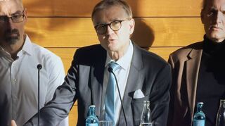 Harald Dreßing (Mitte) auf der Pressekonferenz zur Vorstellung der Studie zu sexualisierter Gewalt in der evangelischen Kirche.