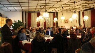 Heikle Mission: Im Siedlerheim „Seeblick“ stellt sich Oberbürgermeister Christian Specht (l.) dem Thema „Umbenennung von Straßen in Rheinau-Süd“.