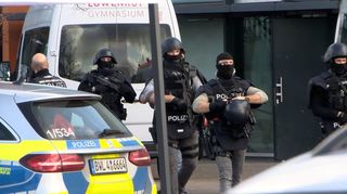 Spezialeinsatzkräfte der Polizei waren an der Schule im Einsatz.