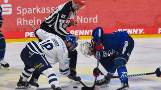 Bully von Iserlohns Eric Cornel (Nr.18) gegen Mannheims Jordan Sswarz (Nr.14) beim Spiel in der Penny DEL, Adler Mannheim (dunkel) - Iserlohn Roosters (hell).