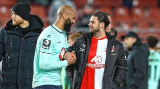 Nach dem Abpfiff konnte SVW-Stürmer Terrence Boyd (links, hier mit Halles Dominic Baumann) wieder entspannter alte Freundschaften pflegen.