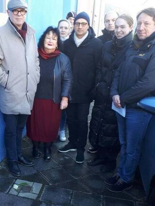 Stadtrat Bernhard Boll (v. l.) sowie die Bezirksbeiräte Evi Korta-Petry und Guiseppe Randisi nach Reinigung des Stolpersteins für Ludwig Ruf.
