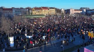 15.000 bis 20.000 Menschen folgen dem Aufruf zu der Kundgebung.