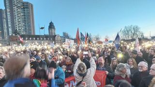 Mit Handylichtern und Plakaten sowie Fahnen ein Zeichen setzen gegen Rechtsextremismus. Rund 20 000 Menschen kamen auf den Alten Meßplatz.