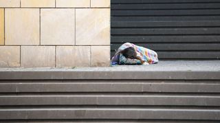 Für Frauen ist das Leben auf der Straße besonders gefährlich. Diese Obdachlose schläft auf den Stufen vor der Kunsthalle Schirn in Frankfurt.