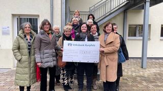 Spendenübergabe im Talhof: Heidi Farrenkopf (l.v. Scheck) und Zonta-Präsidentin Monika Mölders-Felgenhauer (r. v. Scheck) mit ihren Kolleginnen.