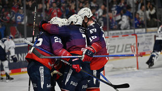 Tyler Gaudet Adler Mannheim #58 trifft gegen Mathias Niederberger Red Bull München #35 zum 1:0 und jubelt