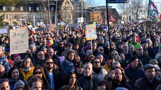 Mit kreativen Plakaten – und Mülleimern – protestierten die Menschen in Mannheim gegen rechts und die AfD.