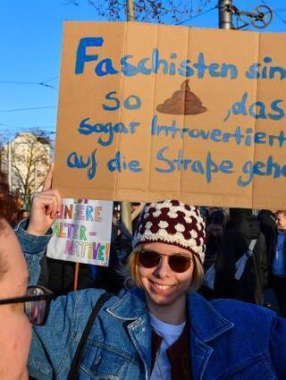 Ein weiteres Plakat, das bei der Demo hochgehalten wurde.