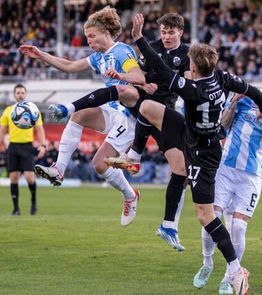 David Otto (re.) versucht Münchens Jesper Verlaat zu stören.