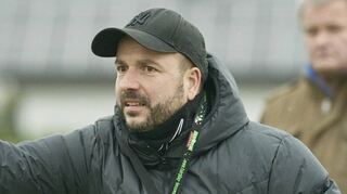 FVB-Trainer Torsten Schnitzer warf Anfang November zunächst die Brocken hin, stellte sich dann aber wieder zur Verfügung. Nun wurde dem Coach mit seinem „Co“ Thomas Schestag sogar das Vertrauen bis 2025 ausgesprochen.