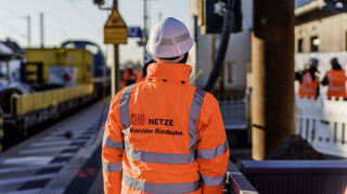 Ein Mitarbeiter der DB Netze Korridor Riedbahn verfolgt die Arbeiten. Die Riedbahn zwischen Frankfurt am Main und Mannheim soll generalsaniert werden.