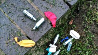 Leere Gaskartuschen sowie verbrauchte Luftballons werden auch immer häufiger auf Schulhöfen gefunden.