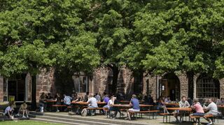 Im Sommer bietet die Mensa im Marstallhof 400 Plätze außen plus 400 Plätze im Inneren. Ab 2025 wird hier für drei Jahre geschlossen.