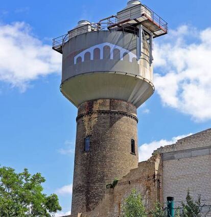 Blick von der Sandhofer Straße: Der alte Spiegel-Wasserturm.